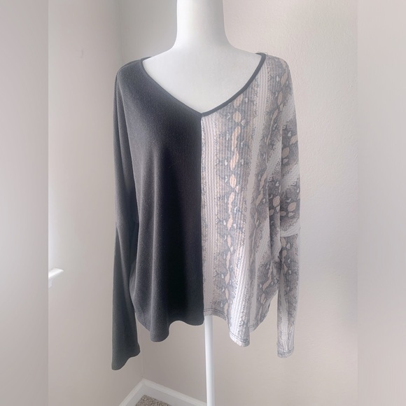 Fantastic Fawn Tops - Long Sleeve Top Size Large Color Gray & Black